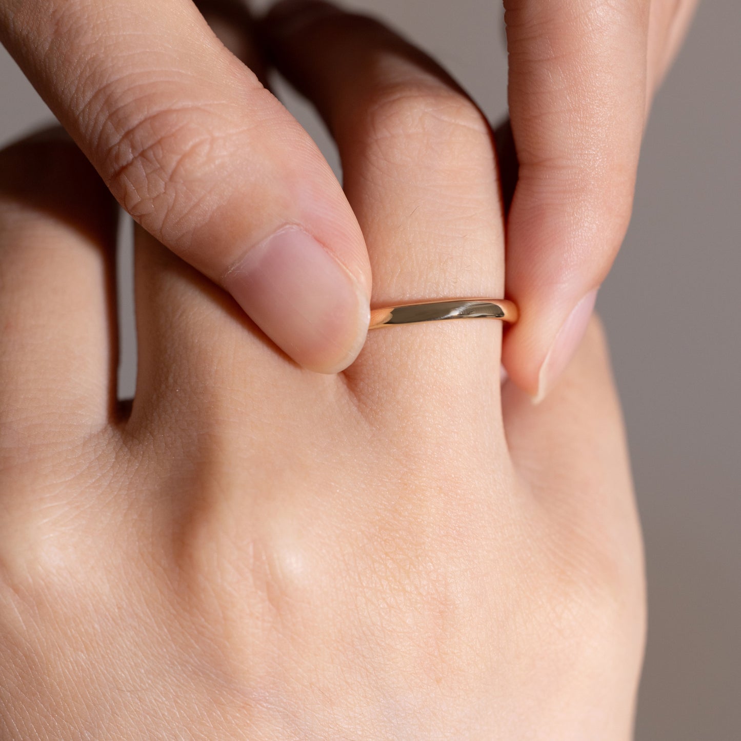 Close-up of 14K/18K Gold Plain Band on model’s finger