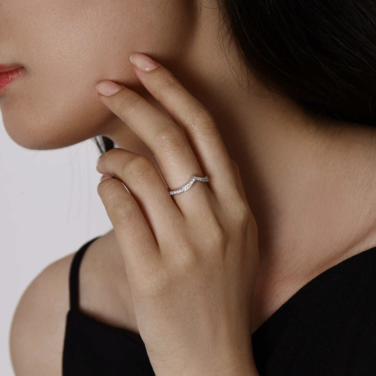 Model wearing Chevron Contour Pavé-set round Diamond Wedding Band in Platinum