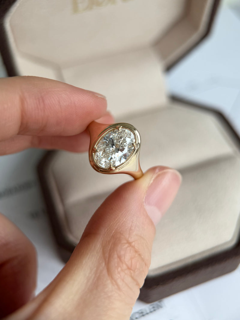 Oval cut Diamond Ring