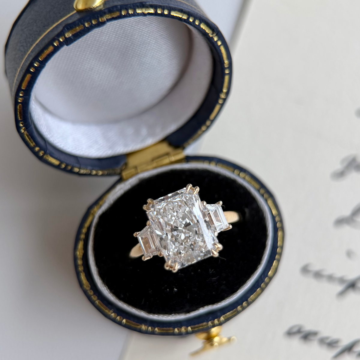 Verlobungsring mit im Labor gezüchtetem Diamanten im Caraway-Radiant-Schliff