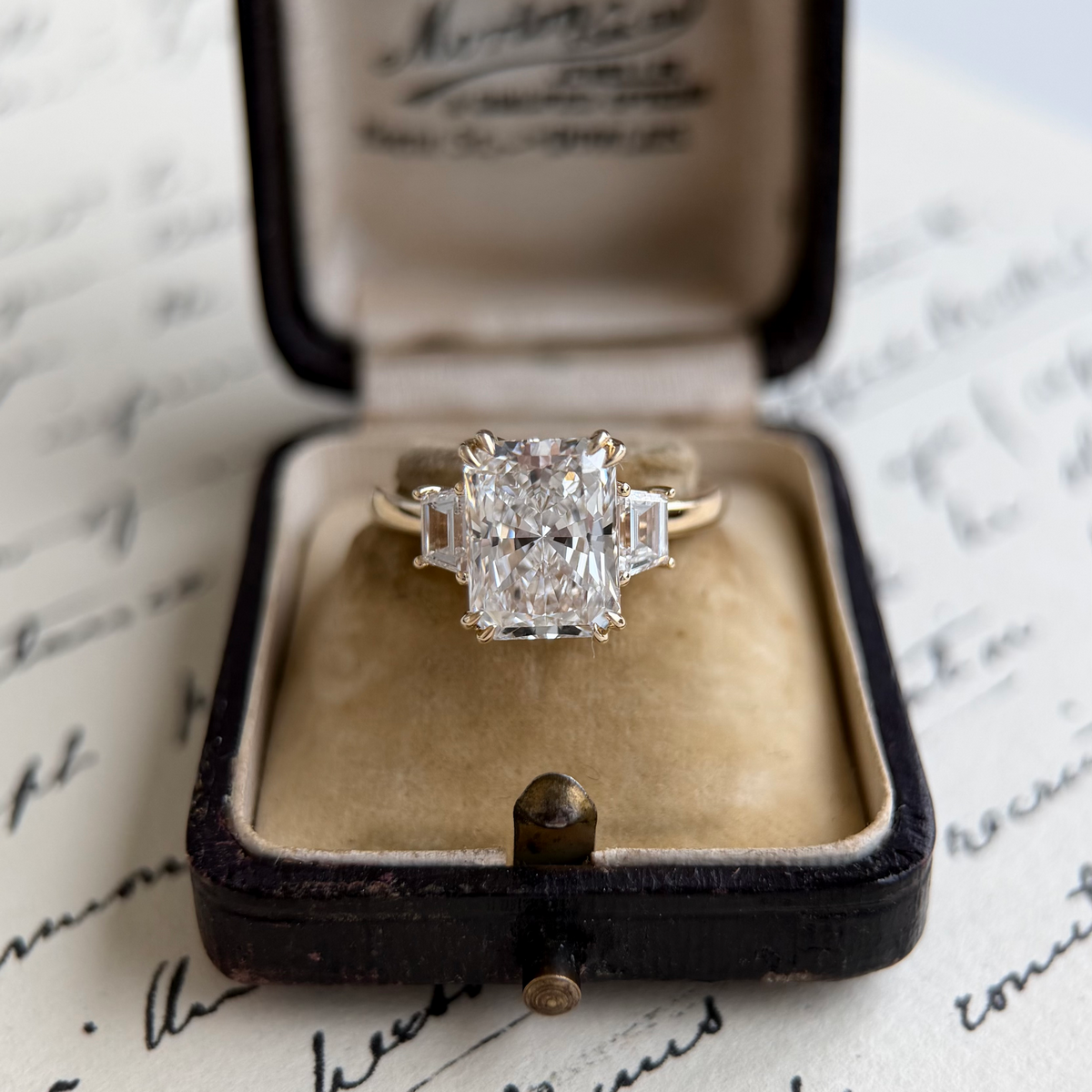Verlobungsring mit im Labor gezüchtetem Diamanten im Caraway-Radiant-Schliff
