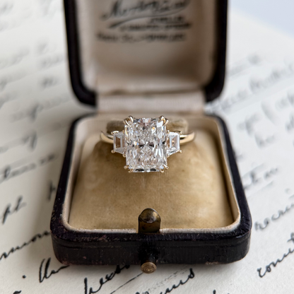 Verlobungsring mit im Labor gezüchtetem Diamanten im Caraway-Radiant-Schliff
