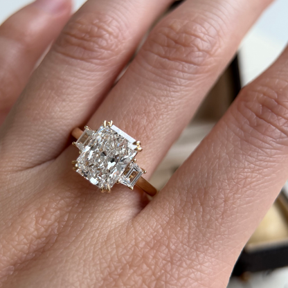 Verlobungsring mit im Labor gezüchtetem Diamanten im Caraway-Radiant-Schliff