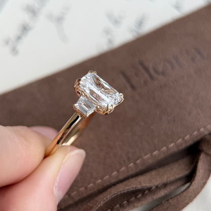 Verlobungsring mit im Labor gezüchtetem Diamanten im Caraway-Radiant-Schliff