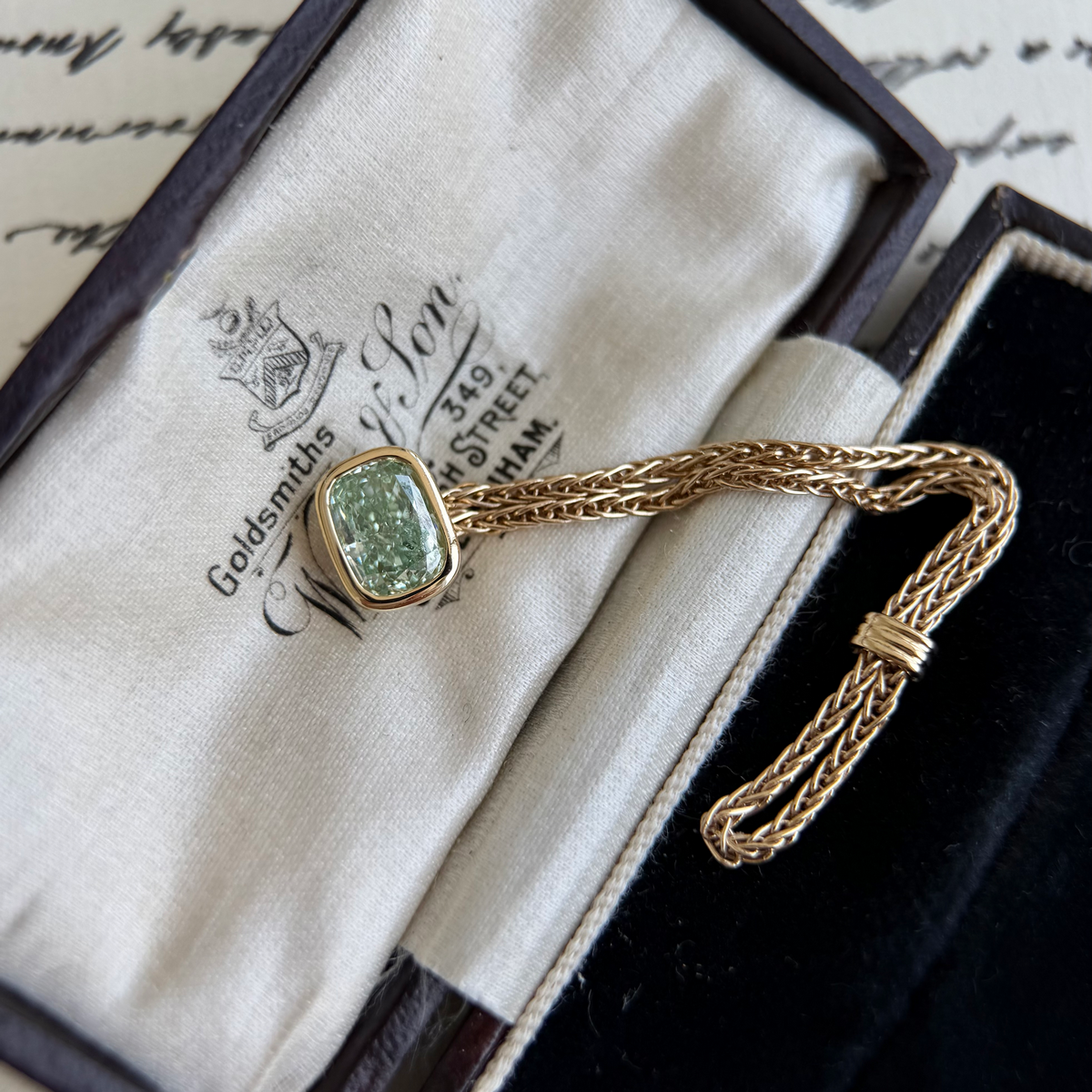 Verlobungsring mit Kette und grünem, im Labor gezüchtetem Diamanten im Kissenschliff „Faith“