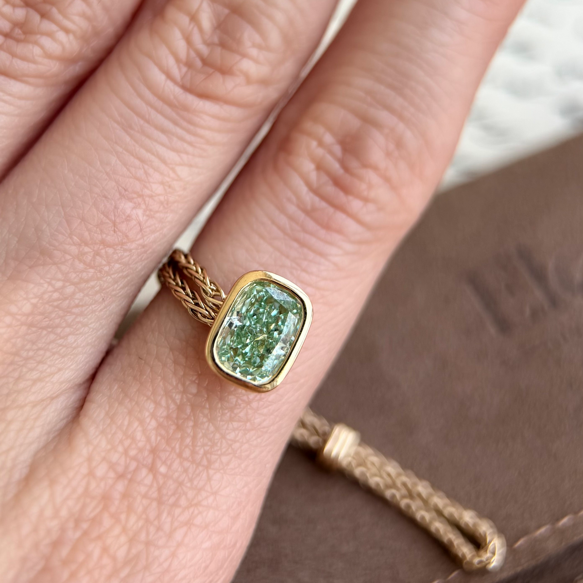 Verlobungsring mit Kette und grünem, im Labor gezüchtetem Diamanten im Kissenschliff „Faith“