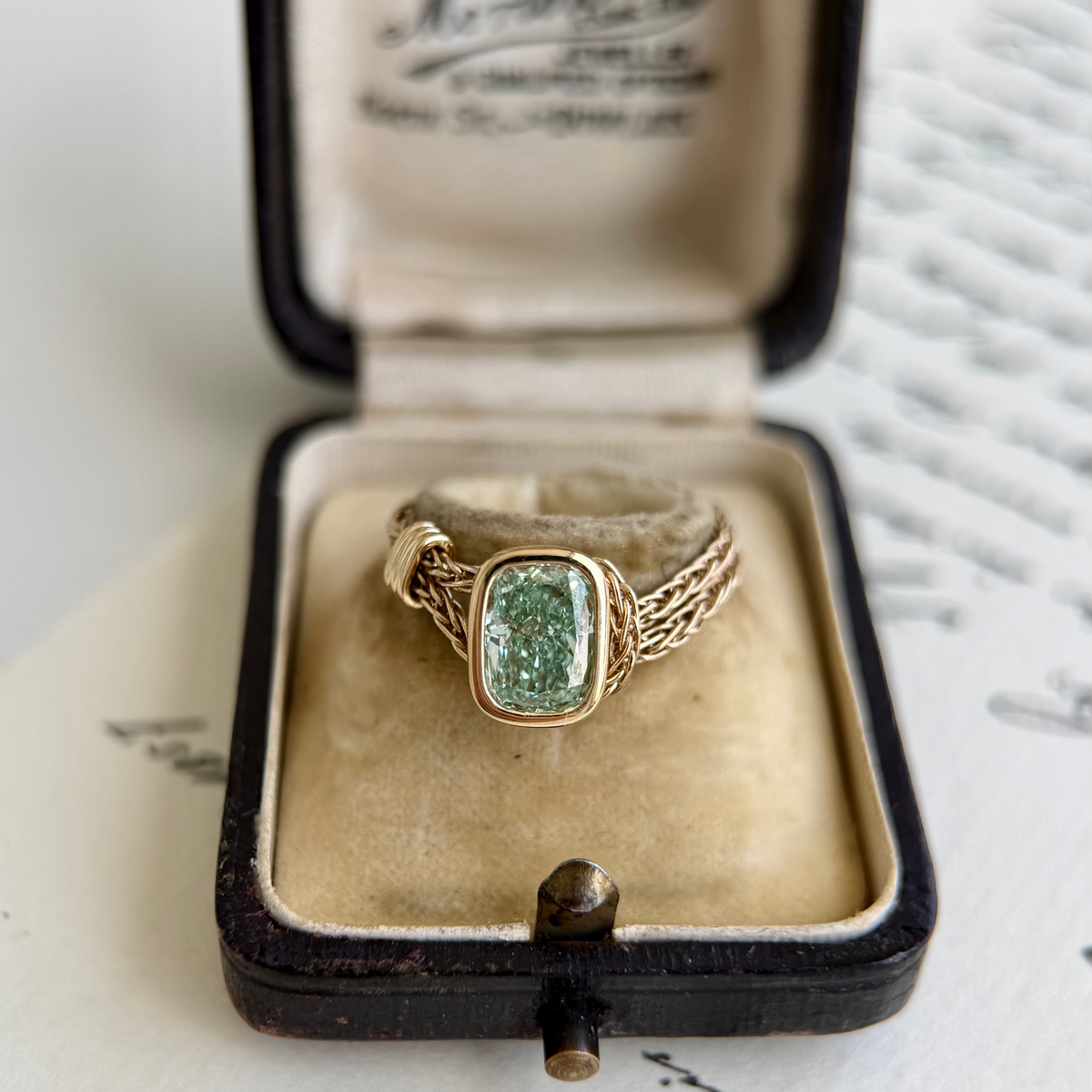Verlobungsring mit Kette und grünem, im Labor gezüchtetem Diamanten im Kissenschliff „Faith“