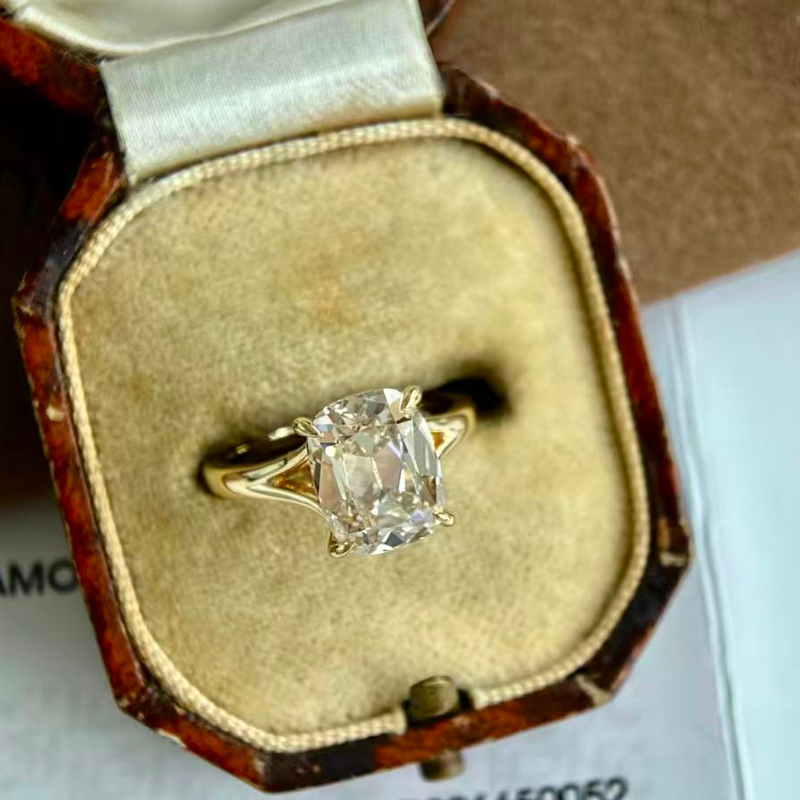 Smaragdgeschliffener Diamantring, breite Fassung