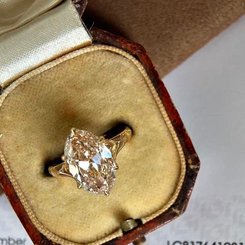 Diamantohrringe im Ovalschliff