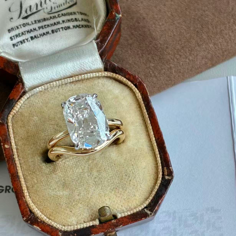 Birnenförmiger Diamantring mit Pavéfassung