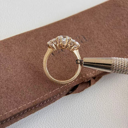 Marcella-Verlobungsring mit drei im Labor gezüchteten Diamanten im Antikschliff