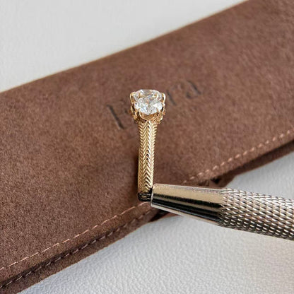Marcella-Verlobungsring mit drei im Labor gezüchteten Diamanten im Antikschliff