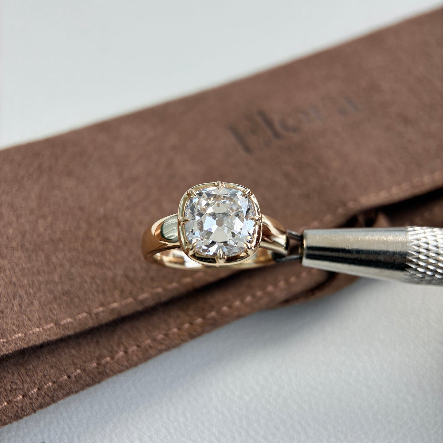 Verlobungsring mit im Labor gewachsenem Diamanten im Altschliff – Modell Zoey