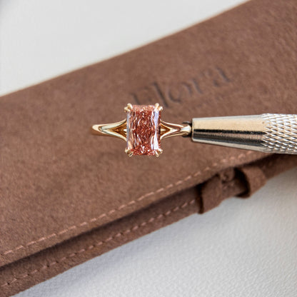 Verlobungsring mit im Labor gewachsenem Diamant im strahlenden Rosa von Lucia-Brown