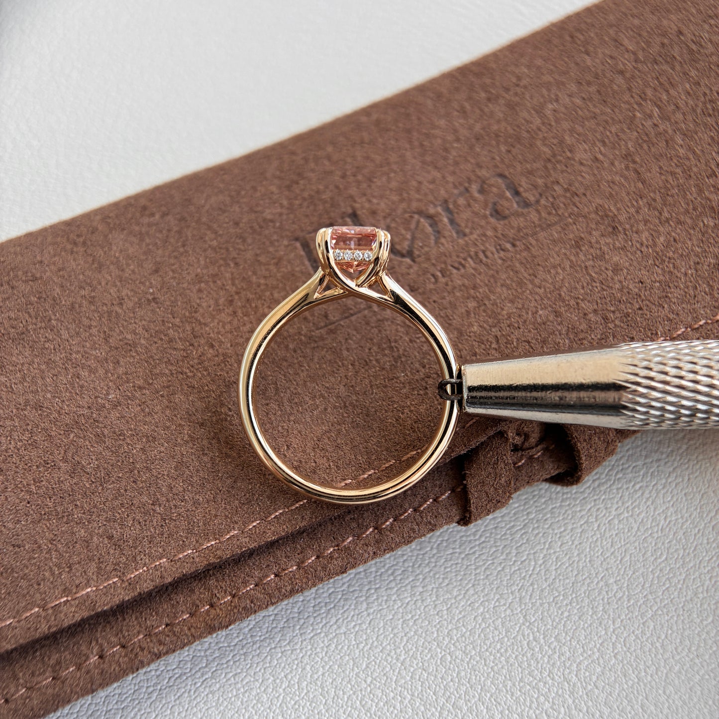 Verlobungsring mit im Labor gewachsenem Diamant im strahlenden Rosa von Lucia-Brown