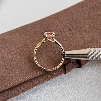 Verlobungsring mit im Labor gewachsenem Diamant im strahlenden Rosa von Lucia-Brown