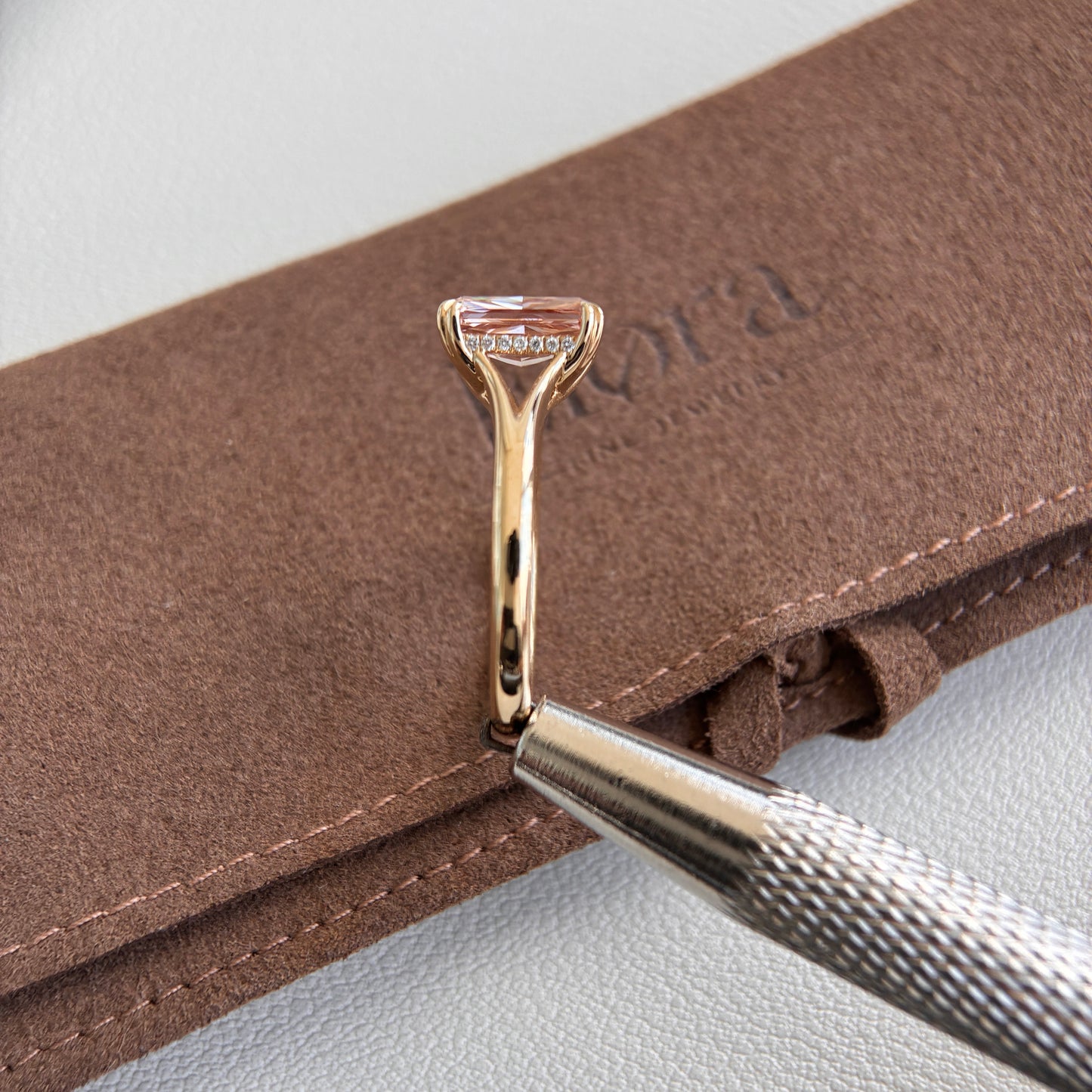 Verlobungsring mit im Labor gewachsenem Diamant im strahlenden Rosa von Lucia-Brown