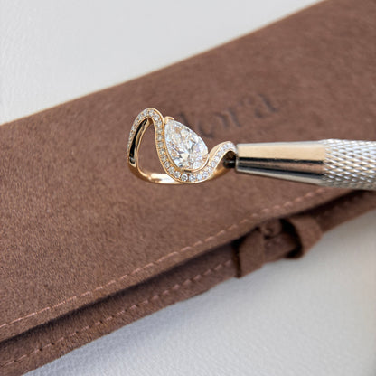 Terra-Pear geschliffener, im Labor gezüchteter Diamant-Pinky-Ring
