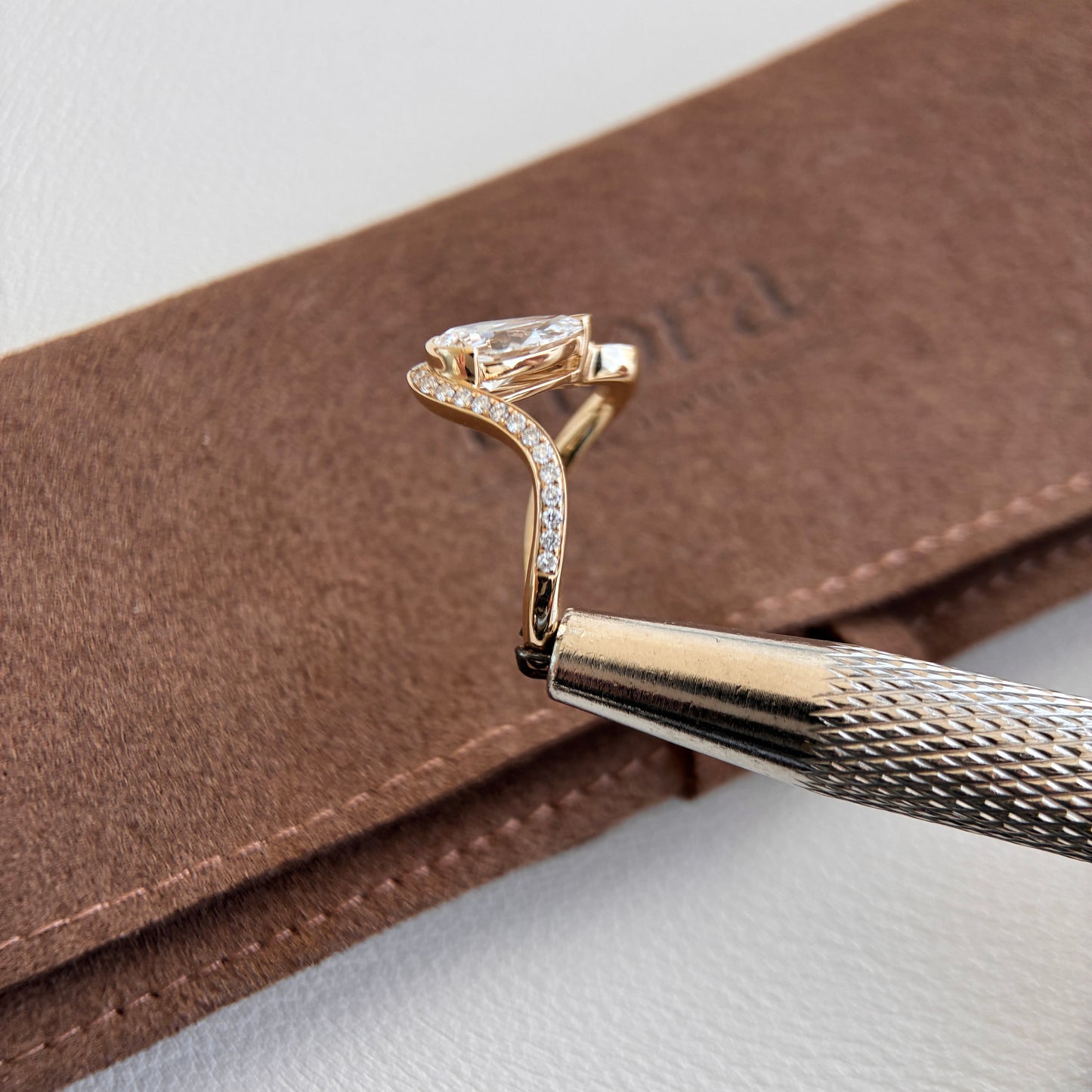 Terra-Pear geschliffener, im Labor gezüchteter Diamant-Pinky-Ring