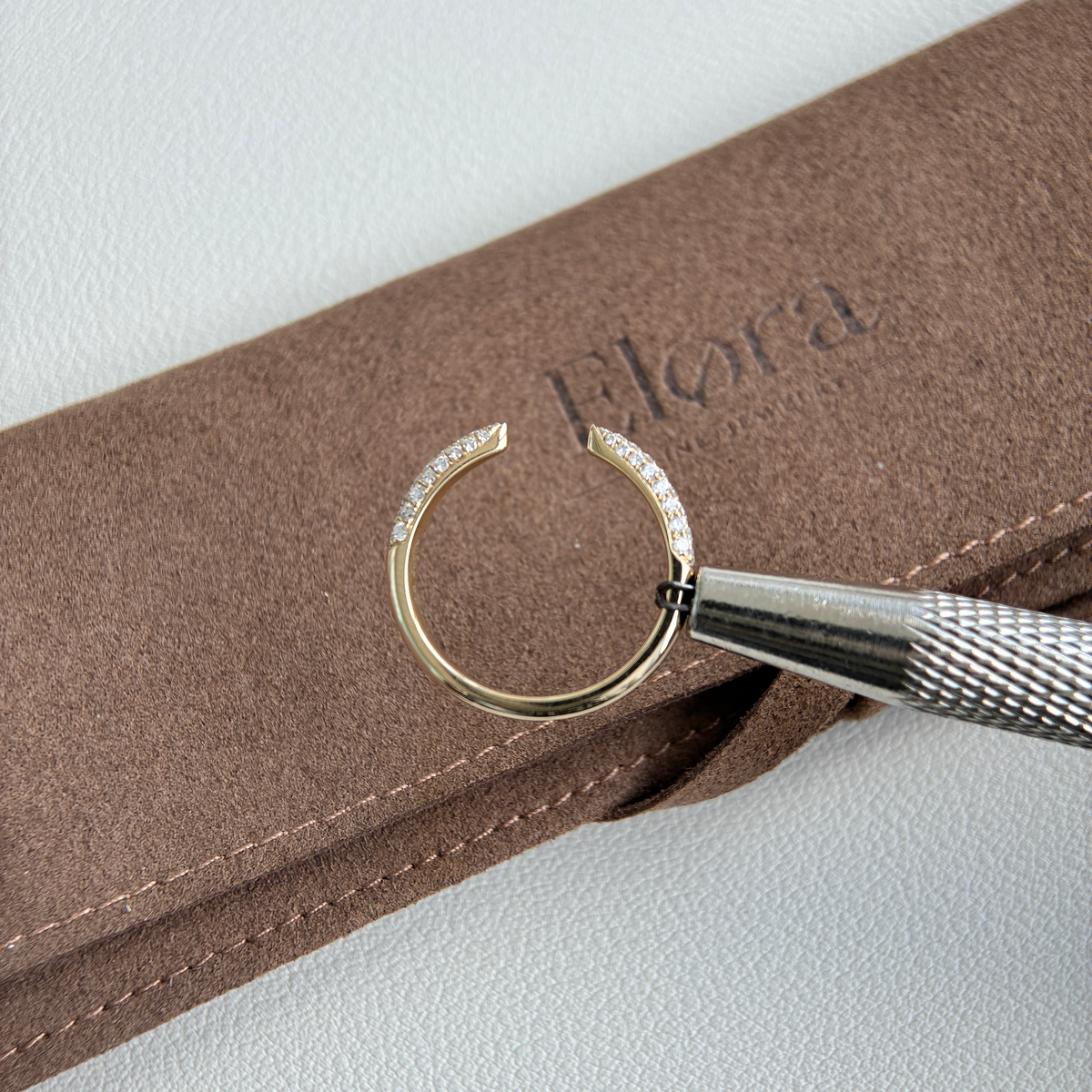 Mesa-Ring mit im Labor gezüchtetem Diamanten im Rundschliff und offener Ringschiene