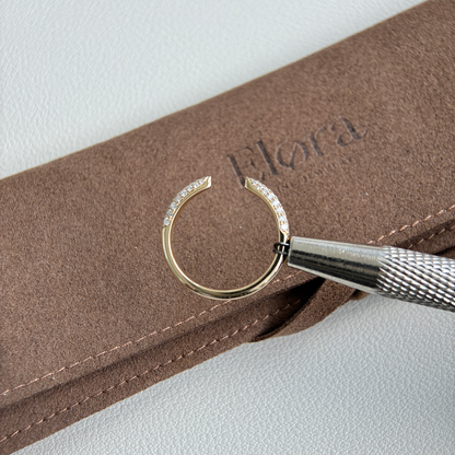 Mesa-Ring mit im Labor gezüchtetem Diamanten im Rundschliff und offener Ringschiene