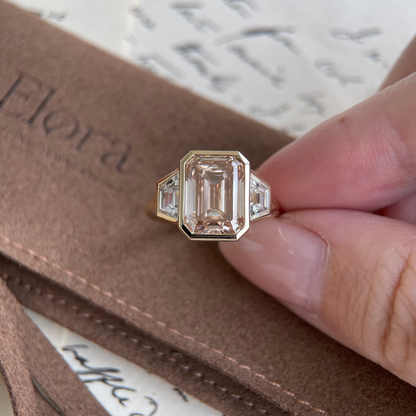 Tate-Verlobungsring mit im Labor gezüchtetem Diamant im Smaragdschliff