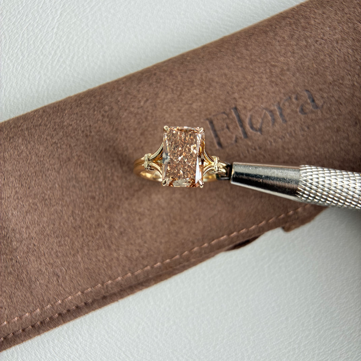 Verlobungsring mit im Labor gewachsenem Diamant im strahlenden Rosa von Lucia-Brown