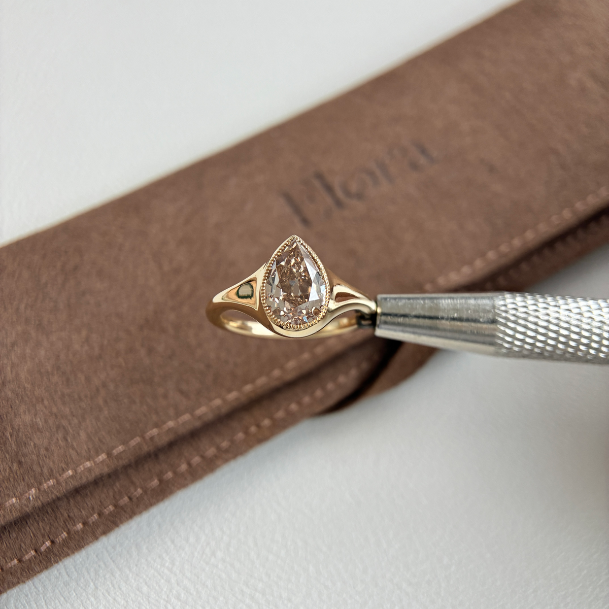 Eddy-Champagne Kissen-Altschliff Laborgezüchteter Diamantring