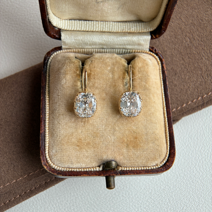 Ohrhänger mit altgeschliffenen Kissenschliff-Diamanten und Krappenfassung