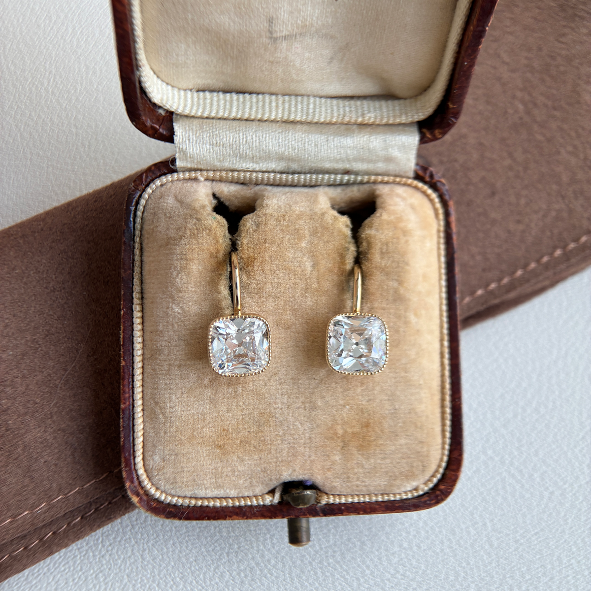 Tropfenohrringe mit Diamanten im Old Mine Cushion Cut