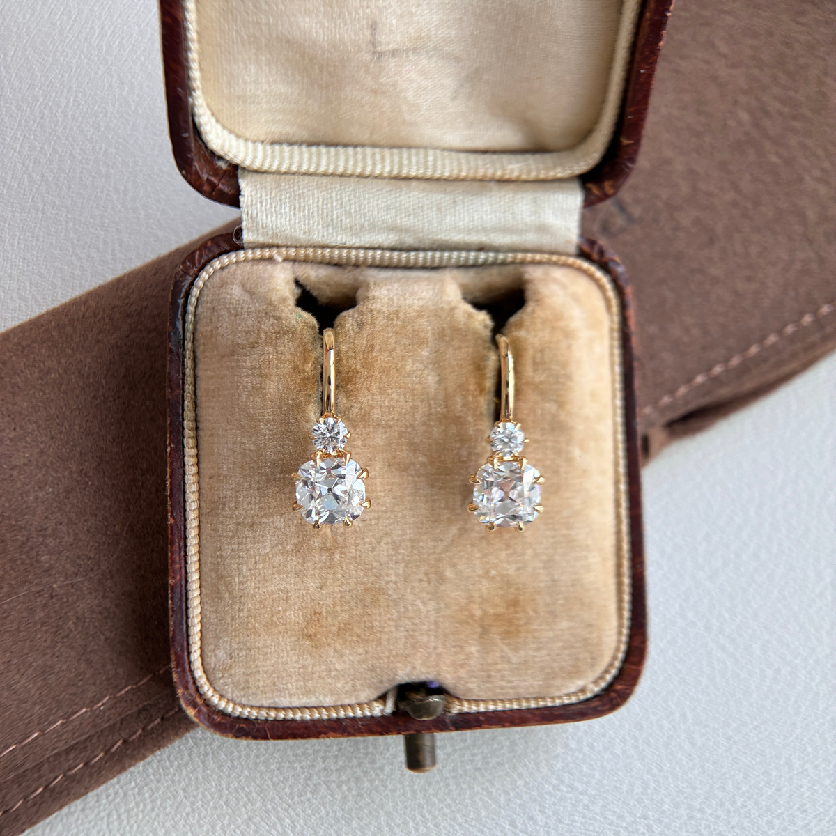 Ohrhänger mit Kissenschliff-Diamanten im Altschliff