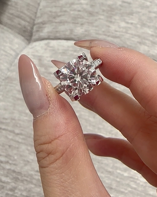 Round cut Diamond Ring