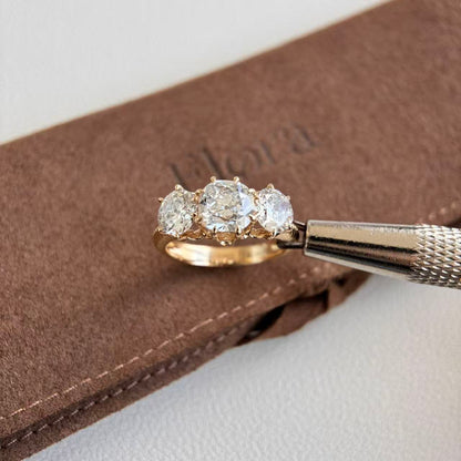 Marcella-Verlobungsring mit drei im Labor gezüchteten Diamanten im Antikschliff