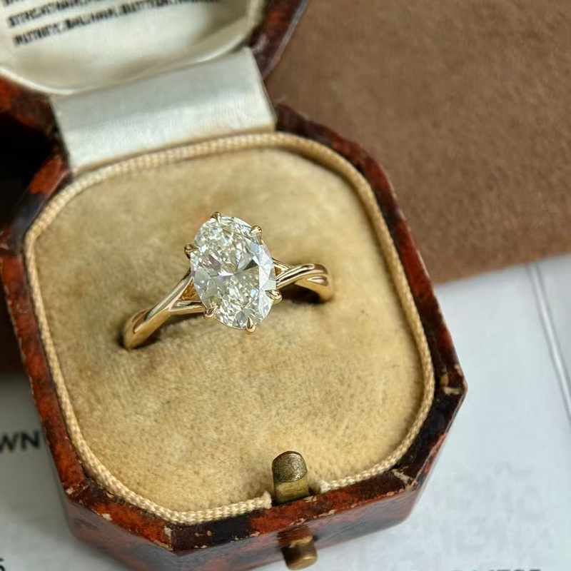 Oval geschliffener Diamant-Pave-Ring