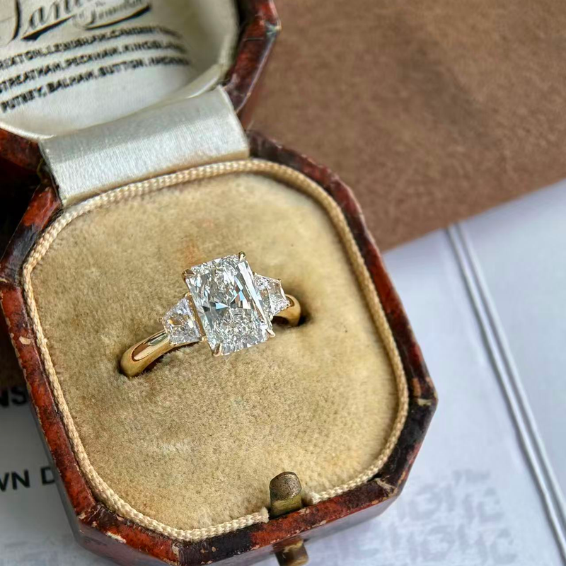 Ring mit oval geschliffenem Diamanten