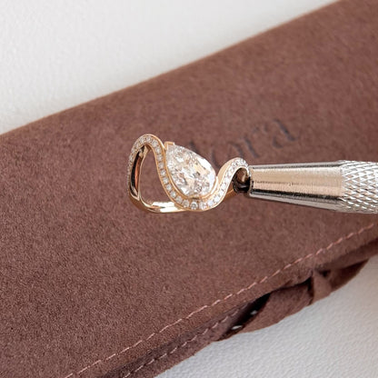 Terra-Pear geschliffener, im Labor gezüchteter Diamant-Pinky-Ring