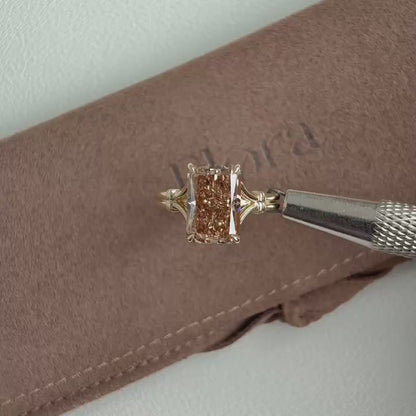 Verlobungsring mit im Labor gewachsenem Diamant im strahlenden Rosa von Lucia-Brown