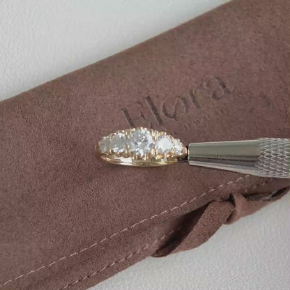Marcella-Verlobungsring mit drei im Labor gezüchteten Diamanten im Antikschliff