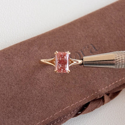 Verlobungsring mit im Labor gewachsenem Diamant im strahlenden Rosa von Lucia-Brown