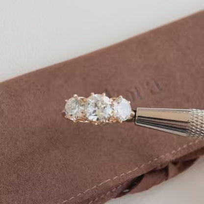 Marcella-Verlobungsring mit drei im Labor gezüchteten Diamanten im Antikschliff