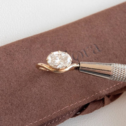 Verlobungsring mit im Labor gezüchtetem Diamanten, wellenförmiger ovaler Schliff