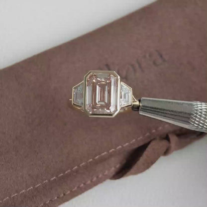Tate-Verlobungsring mit im Labor gezüchtetem Diamant im Smaragdschliff